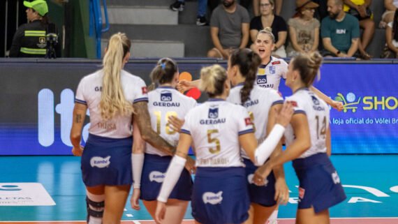 Nowicka (ao fundo, de frente) comemora ponto do Minas com companheiras (foto: Bruno Sousa/Praia Clube)